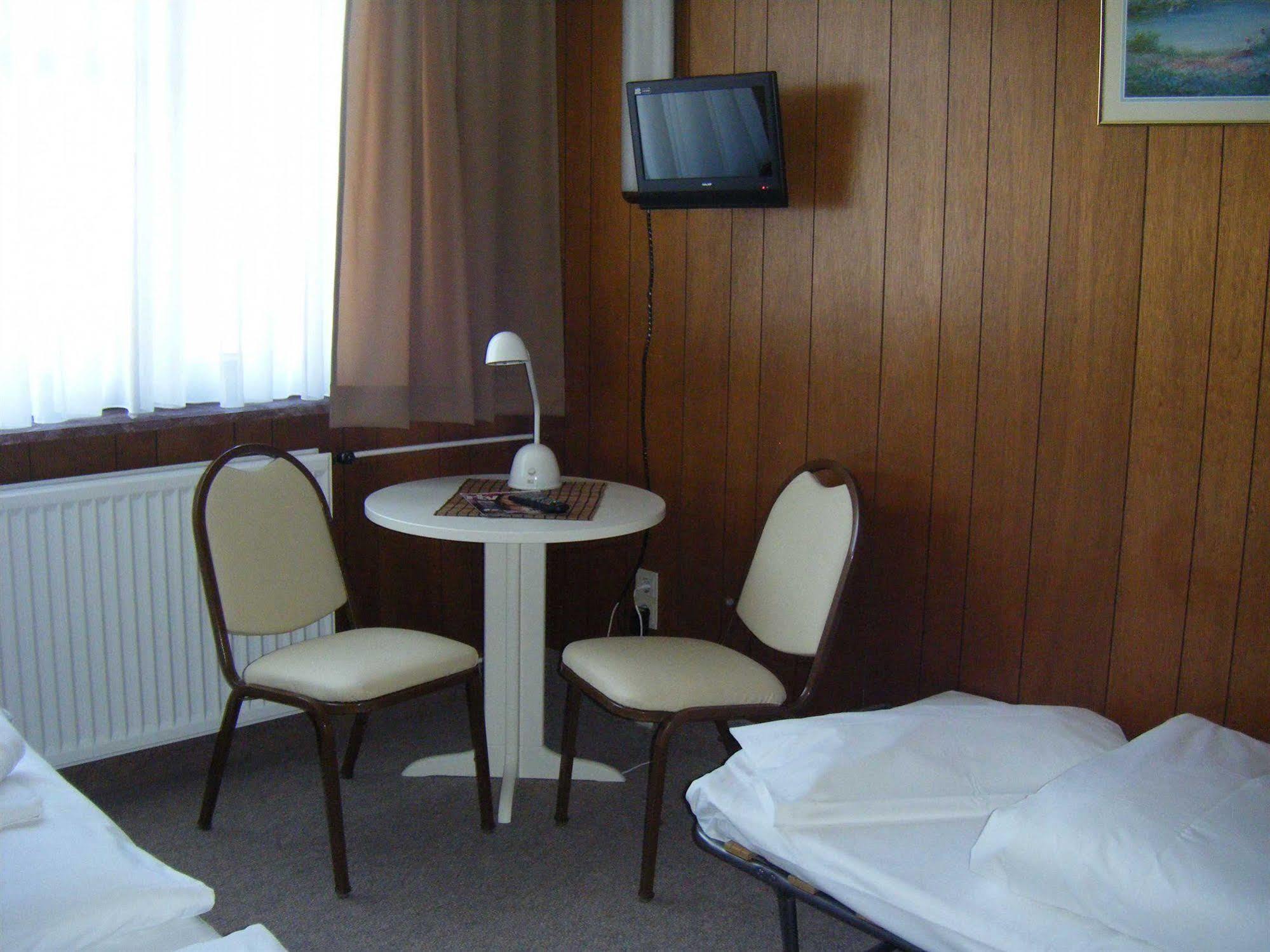 Central-Hotel Tegel Berlin Exterior photo